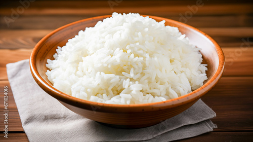 テーブルに置かれるご飯、お米、健康に良いアジア食のイメージ