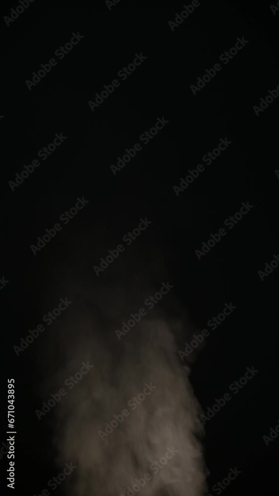 Dampf, Qualm, Wasserdampf vor schwarzem Hintergrund für Compositing. Intensiv und nicht intensiv Dampf, Qualm, Wasserdampf vor schwarzem Hintergrund für Compositing. Intensiv und nicht intensiv