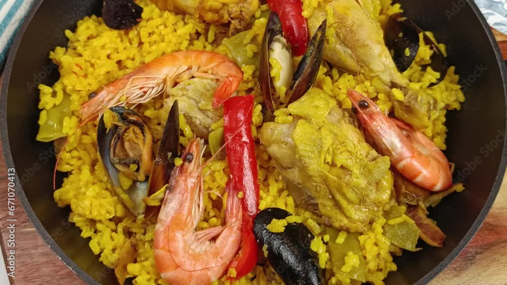 paella dans une poêle, en gros plan, sur une table
