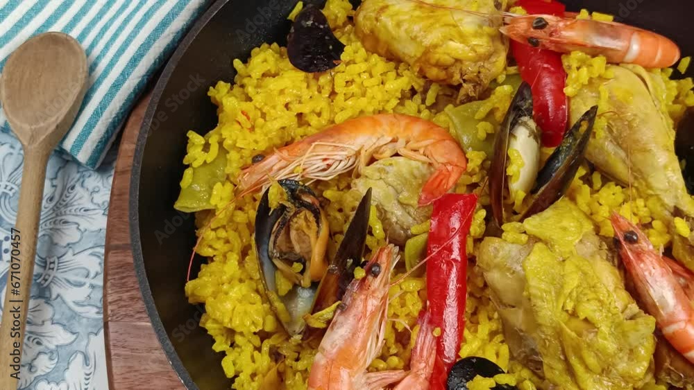 paella dans une poêle, en gros plan, sur une table
