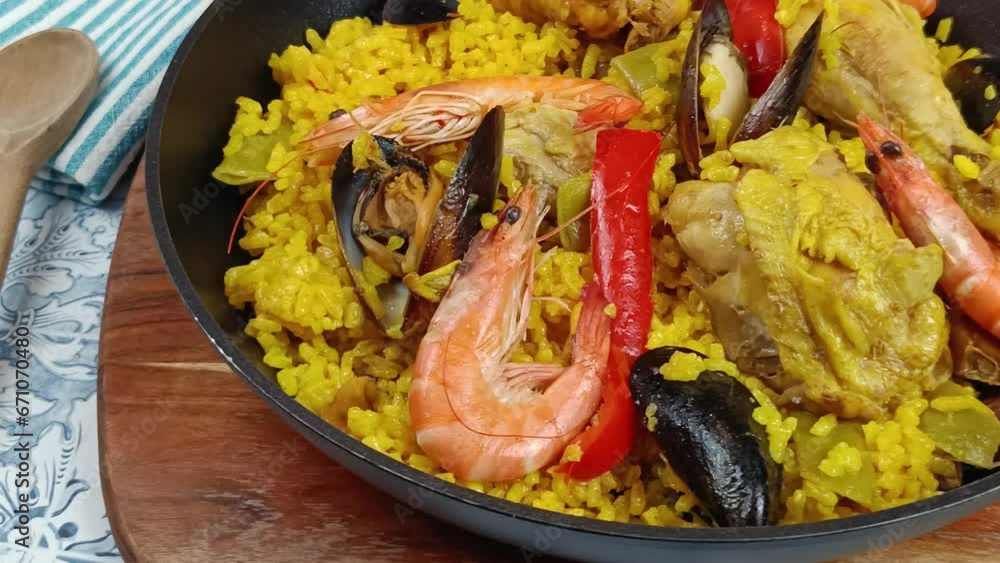paella dans une poêle, en gros plan, sur une table