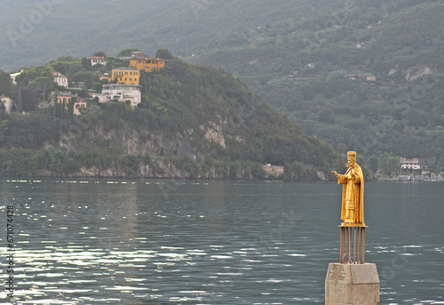 Fotografi Golden statue of Saint Nicholas, the patron saint, in Lake Como in Lecco, indicating the water level