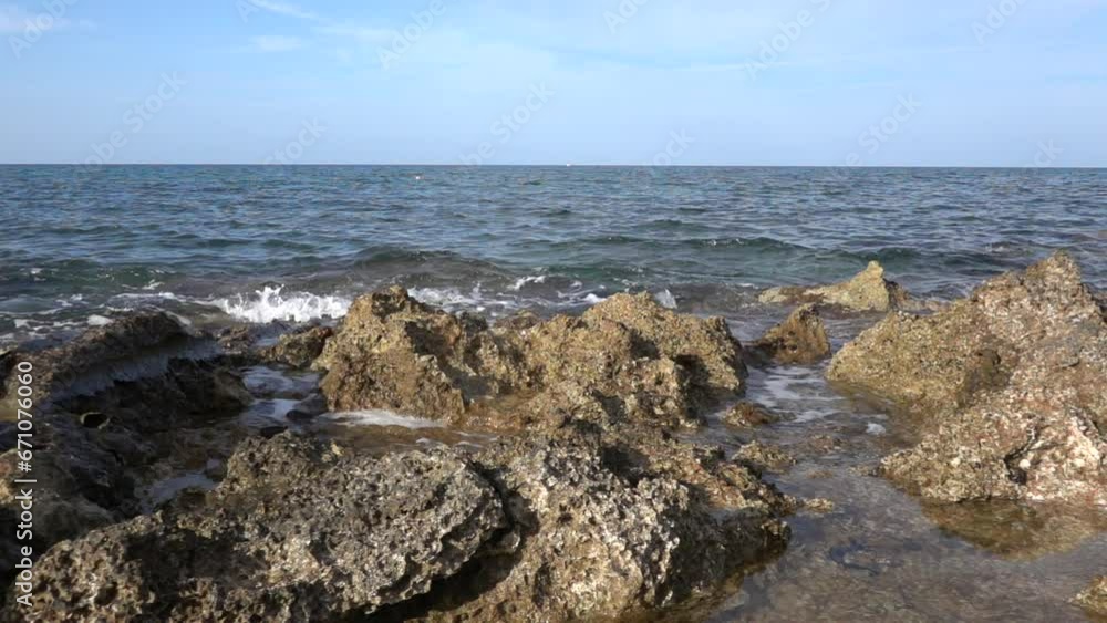 Brandung Gischt am Strand, auf Sand und Fels Brandung Gischt am Strand, auf Sand und Fels
