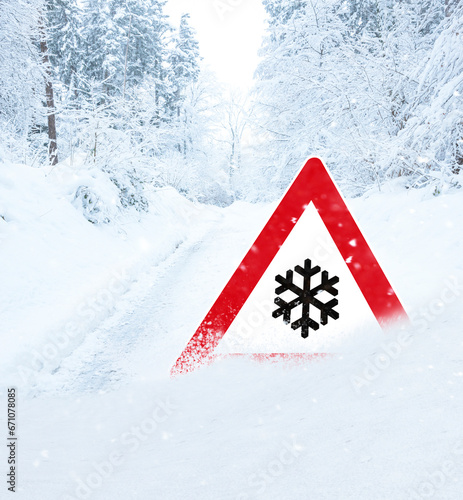 Schneefahrbahn im Winter durch verschneite Landschaft
