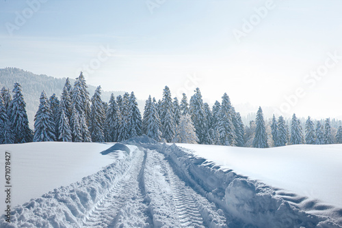 Schneefahrbahn im Winter durch verschneite Landschaft