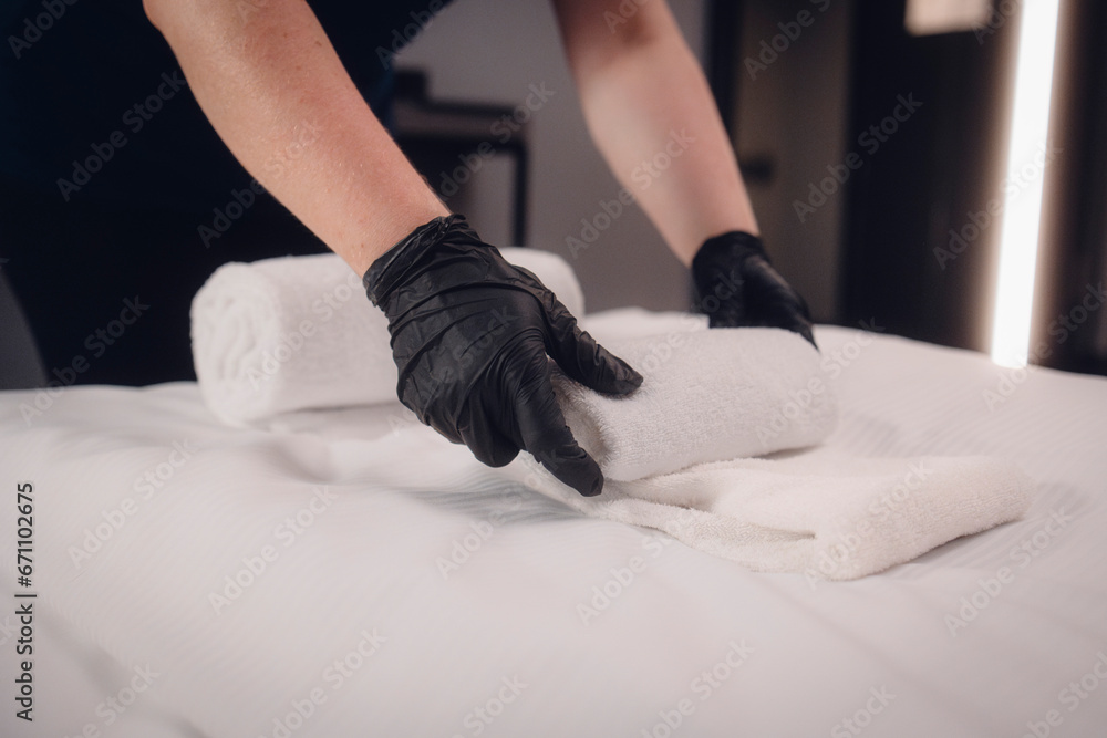 Fototapeta premium Handtücher im Hotel werden zusammengelegt