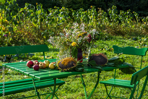 Herbstliche Idylle in einem Bauerngarten ein Tisch gedeckt mit Dingen aus dem Garten