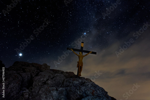 Gipfelkreuz am Watzmann Hocheck am Gipfel mit Gipfelkreuz in der Nacht bei sternenklarem Himmel und der Milchstraße im Hintergrund