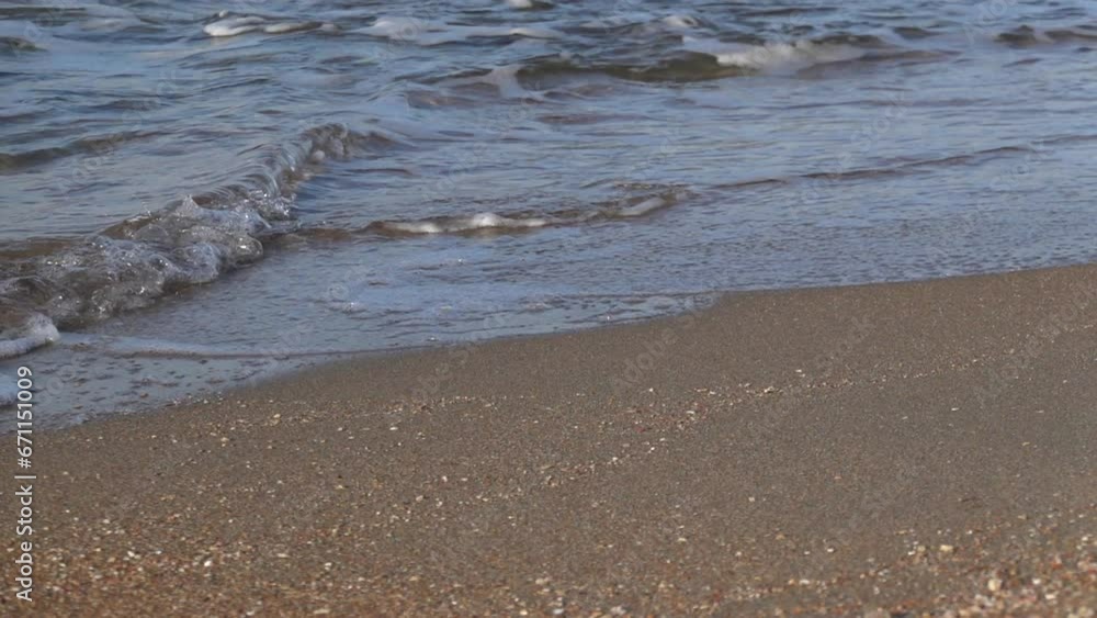 Brandung Gischt am Strand, auf Sand und Fels Brandung Gischt am Strand, auf Sand und Fels