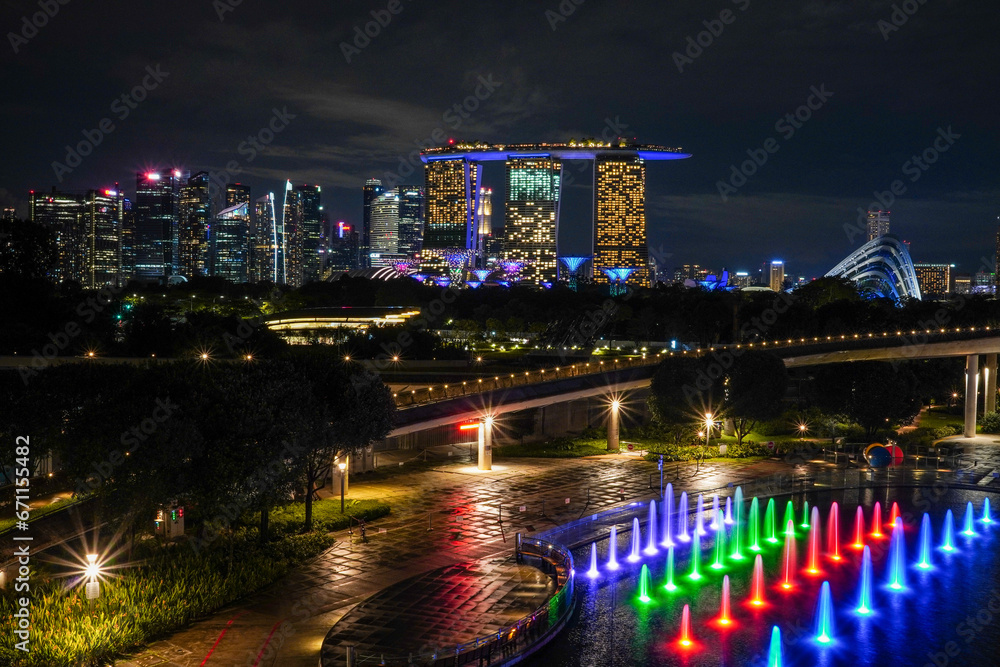Singapur bei Nacht mit Skyline
