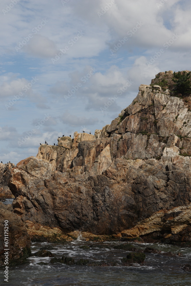 Weathered, large, and beautiful rock island.It is artistically beautiful with the marks of time etched into it, and it exudes a warm, brown-toned atmosphere.