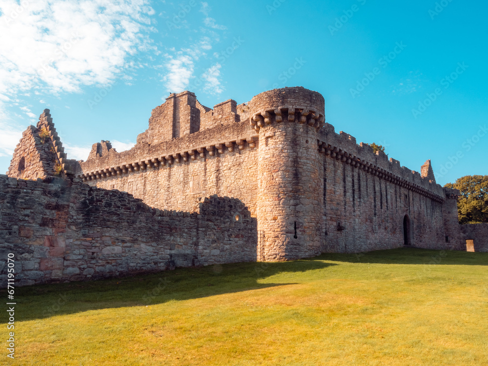 castillo de craigmillar en edimburgo, escocia en un dia soleado con alguna nube y bonitos colores