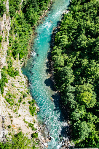 lazurowa, turkusowa woda rzeki Tara w Czarnogórze, Montenegro widziana z mostu Tara Bridge