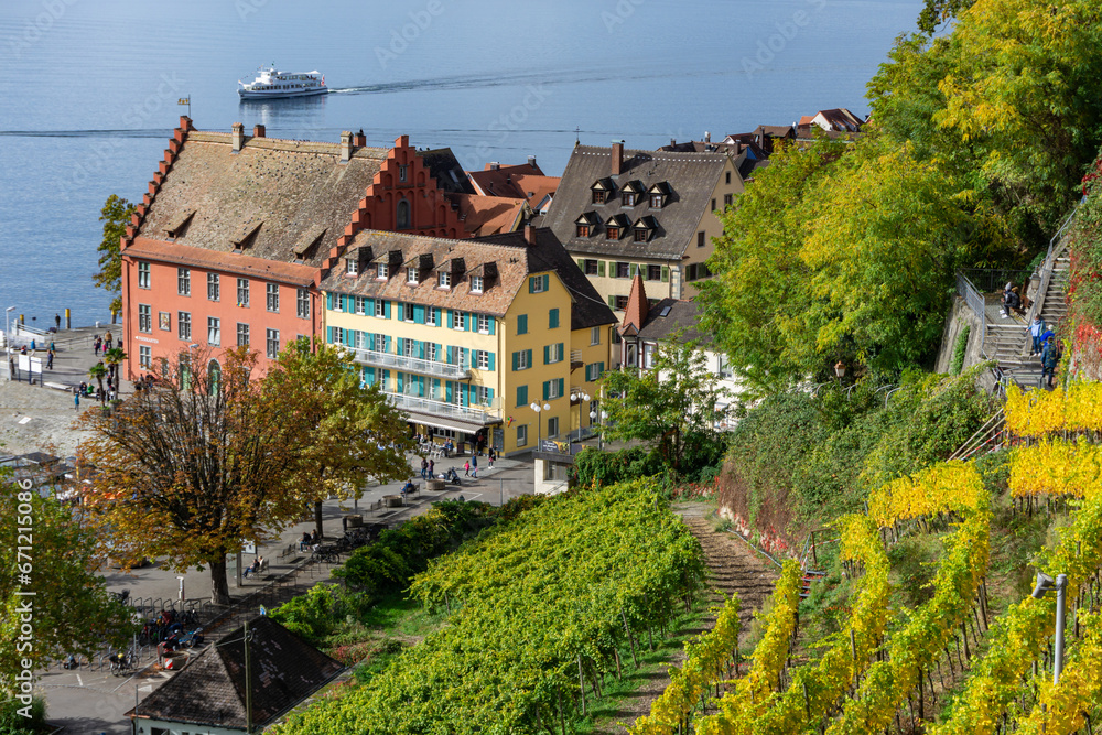 Obraz premium Urlaub am Bodensee: Die schöne historische Stadt Meersburg - historische Gebäude nähe Hafen und Weinberge im Herbst
