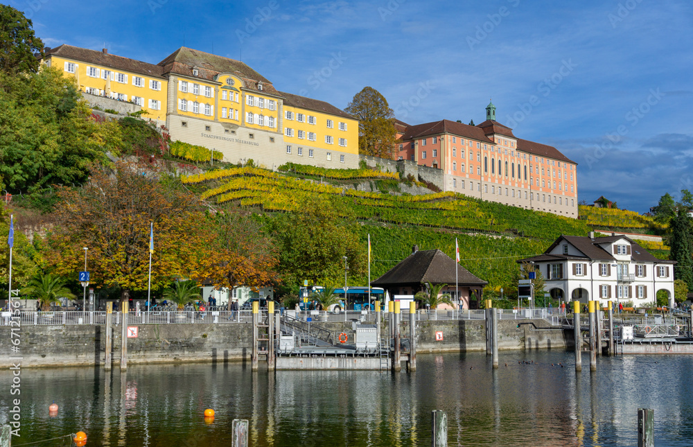 Urlaub am Bodensee: Die schöne historische Stadt Meersburg - Blick auf die Weinberge und das Weingut, unten der Hafen