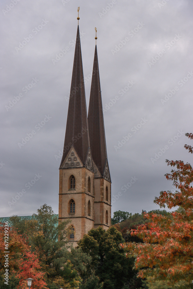 Herbstliches Bielefeld; Blick aus der Altstadt auf die Türme der Neustädter Marienkirche