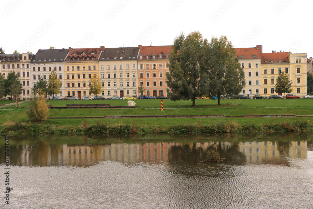 Görlitzer Uferpark an der Neiße mit sanierten Altbauten
