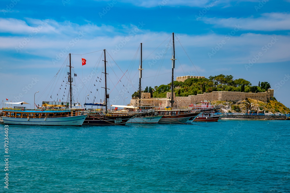 Blickrichtung auf, Ausflugboote, Bucht und auf das Insel Kusadasi, Aydin, Türkei