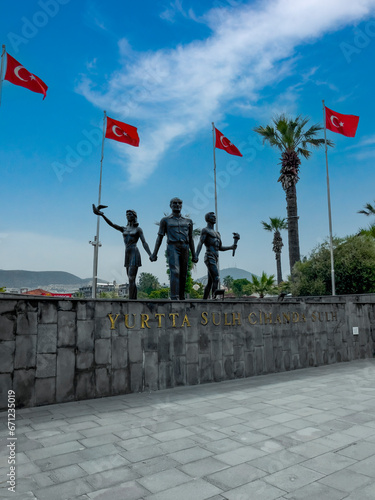 Blick richtung auf Kusadasi und Kreuzfahrt Schiffe, Kusadasi, Aydin, Türkei photo