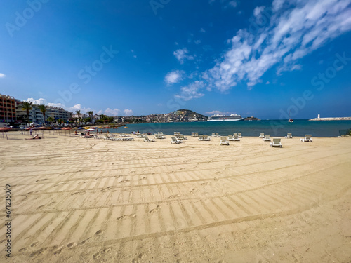 Blick richtung auf Kusadasi und Kreuzfahrt Schiffe, Kusadasi, Aydin, Türkei photo