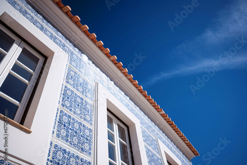 Fotografie Fassade eines Hauses in Portugal, Lissabon, blauer Himmel, Azulejo-Kacheln und S