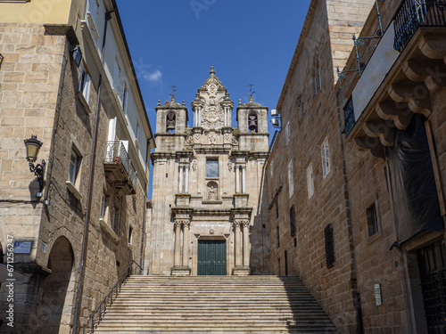 Vista de las escaleras a la Iglesia Santa María Nai en Orense con fachada barroca de época medieval y largas escaleras, verano de 2021 visitando Galicia, España.