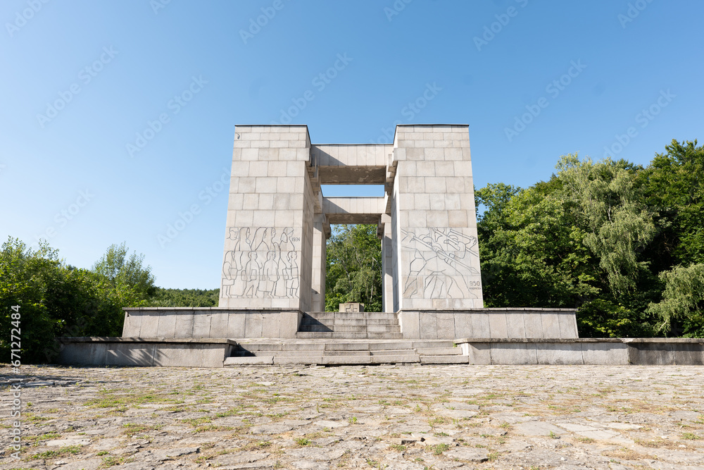 Wielki kamienny pomnik w terenie zachodniej Polski o letniej porze roku na tle błękitnego nieba - obrazy, fototapety, plakaty 