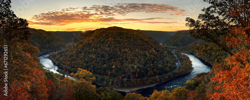 Fototapeta Naklejka Na Ścianę i Meble -  Autumn Sunrise over the New River of West Virginia