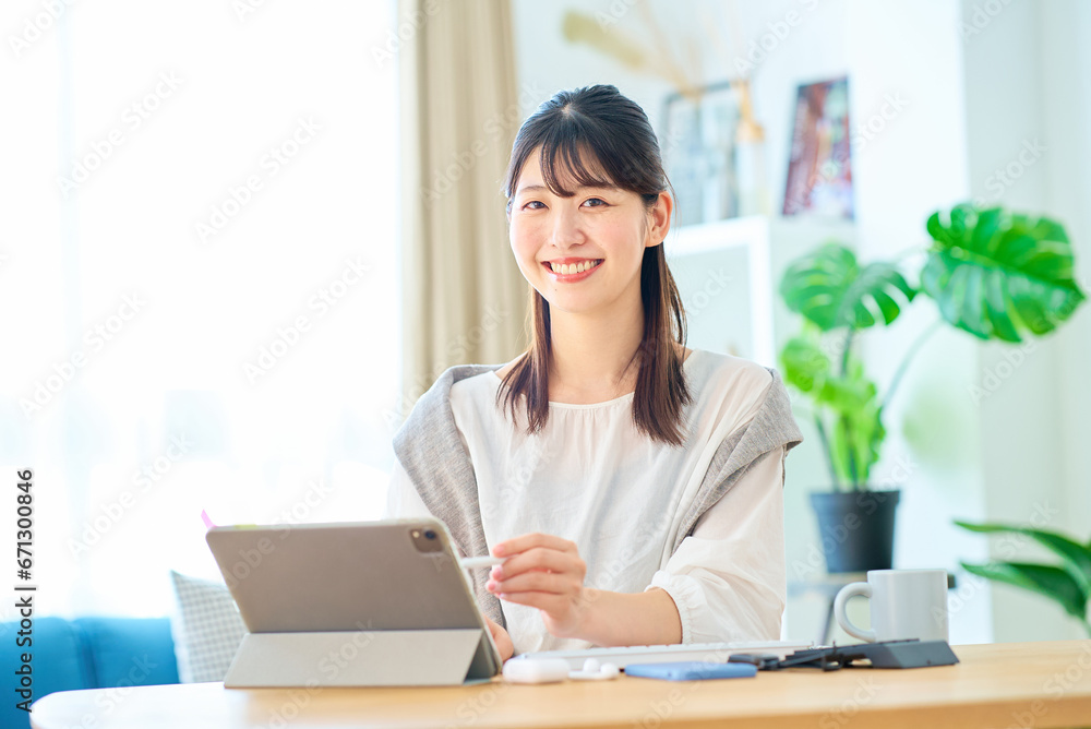 カジュアルな空間で仕事をする若い女性 カジュアルな空間で仕事をする若い女性