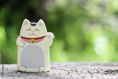 ilustracao de blloco de anotacoes de gato oriental maneki Neko, símbolo de sorte e prosperidade  photo