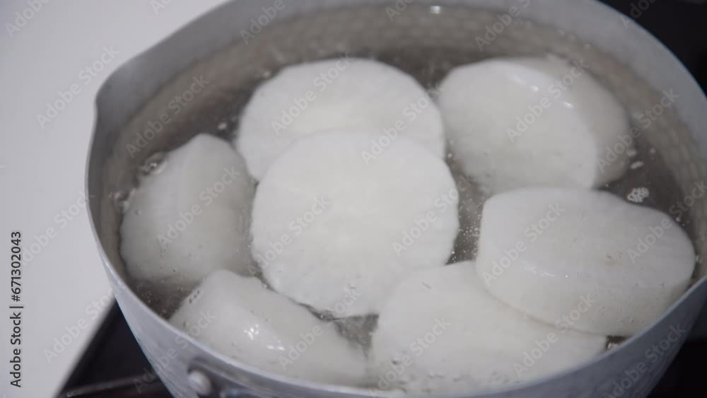 大根を茹でる様子 大根を茹でる様子