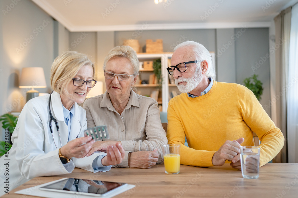 Obraz premium Home visit female doctor with senior man and woman couple at home talk