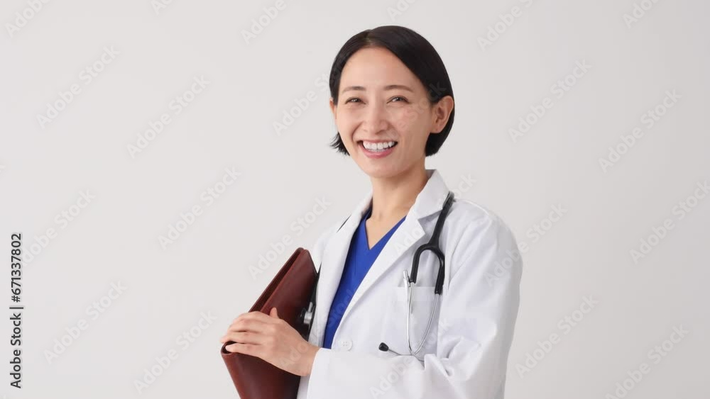 笑顔の女性の医師　白背景　カメラ目線