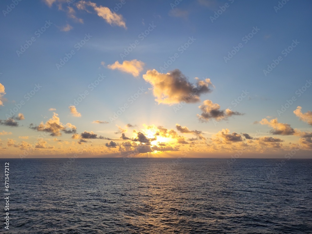 Obraz premium Sunset Over the Ocean