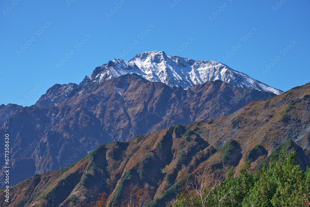 五竜岳を望む八方尾根の三段紅葉 五竜岳を望む八方尾根の三段紅葉