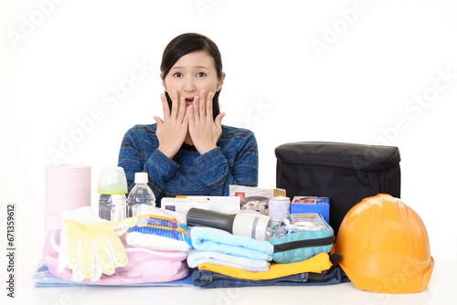 Obraz na płótnie 防災グッズと若い女性 w salonie