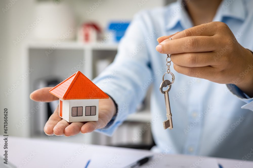 Φωτογραφία Real estate broker residential house listing contract, real estate investment, Explain and present information about home and mortgage purchases