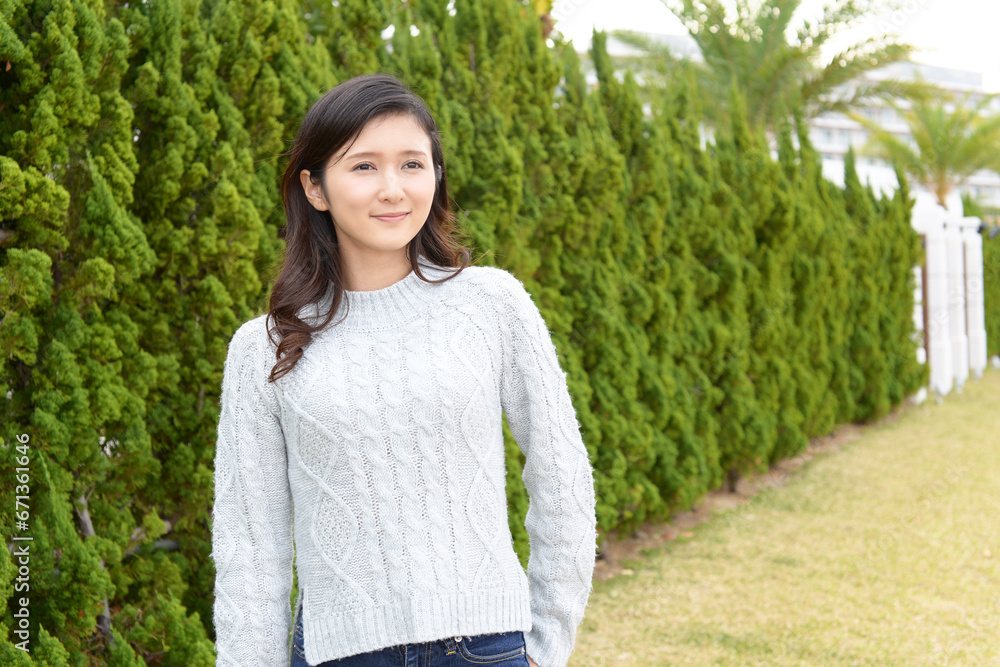 Fototapeta premium 屋外でくつろぐ笑顔の女性