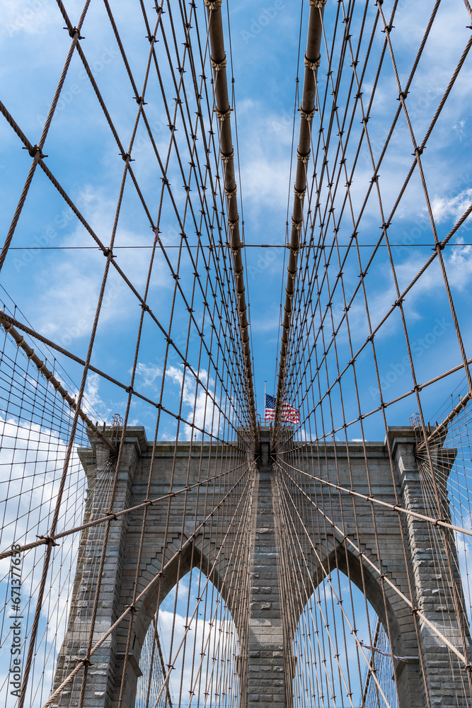 Obraz premium way to manhattan. brooklyn bridge in new york. amazing scenery of brooklyn bridge in metropolis. architecture of historic bridge in brooklyn. american architecture landmark. architecture of city