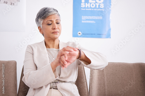 Foto Watch, time and a senior woman waiting in a clinic for her healthcare appointment or medical checkup