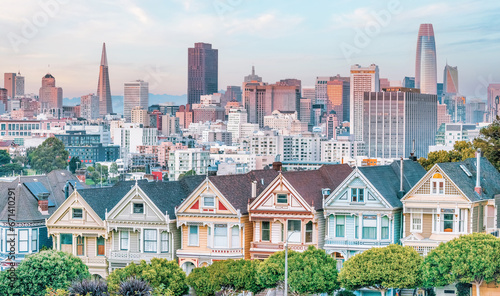 Schilderij op canvas Painted Ladies Victorian houses in Alamo Square and a view of the San Francisco skyline and skyscrapers