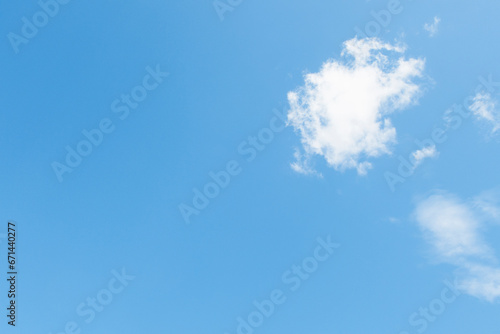 秋のさわやかな青空と白い雲 photo