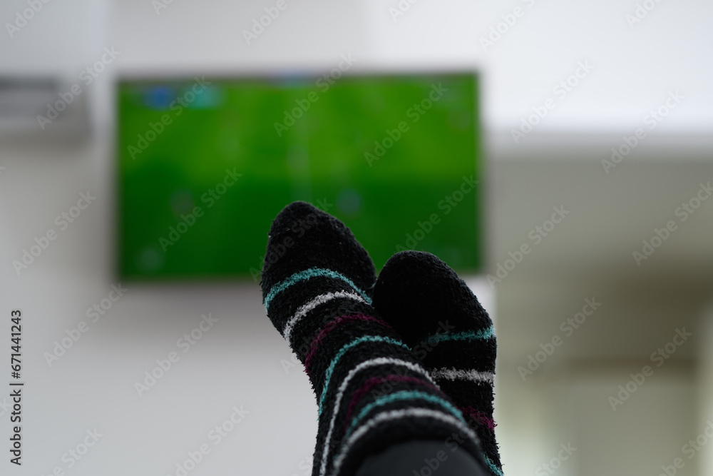Oglądać mecz piłki nożnej w telewizji - obrazy, fototapety, plakaty 