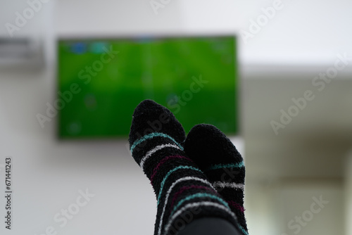 Oglądać mecz piłki nożnej w telewizji, kibic