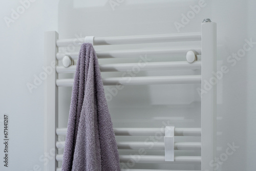 Ręcznik wiszący na kaloryferze w łazience 
