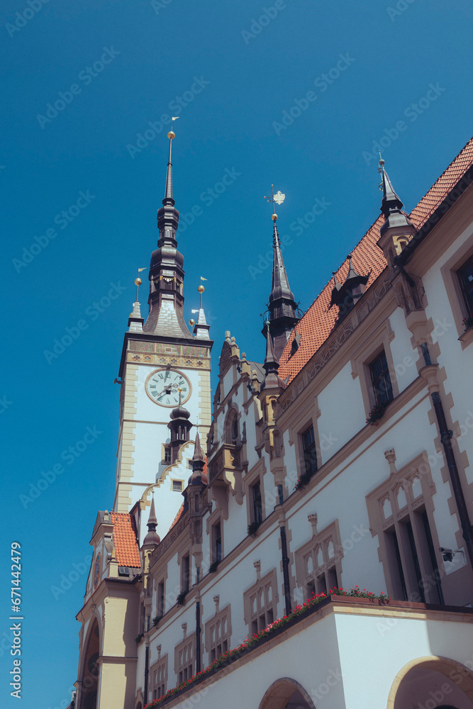 Obraz premium Kirche mit Turmuhr