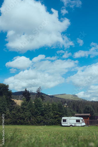 Wohnwagen vor romantischer Kulisse mit Bergen und Tannen © Tobias