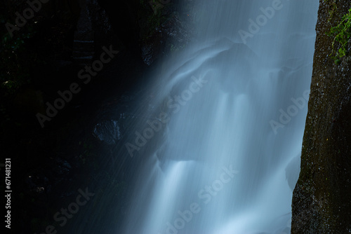 流れ散る滝をアップで撮影