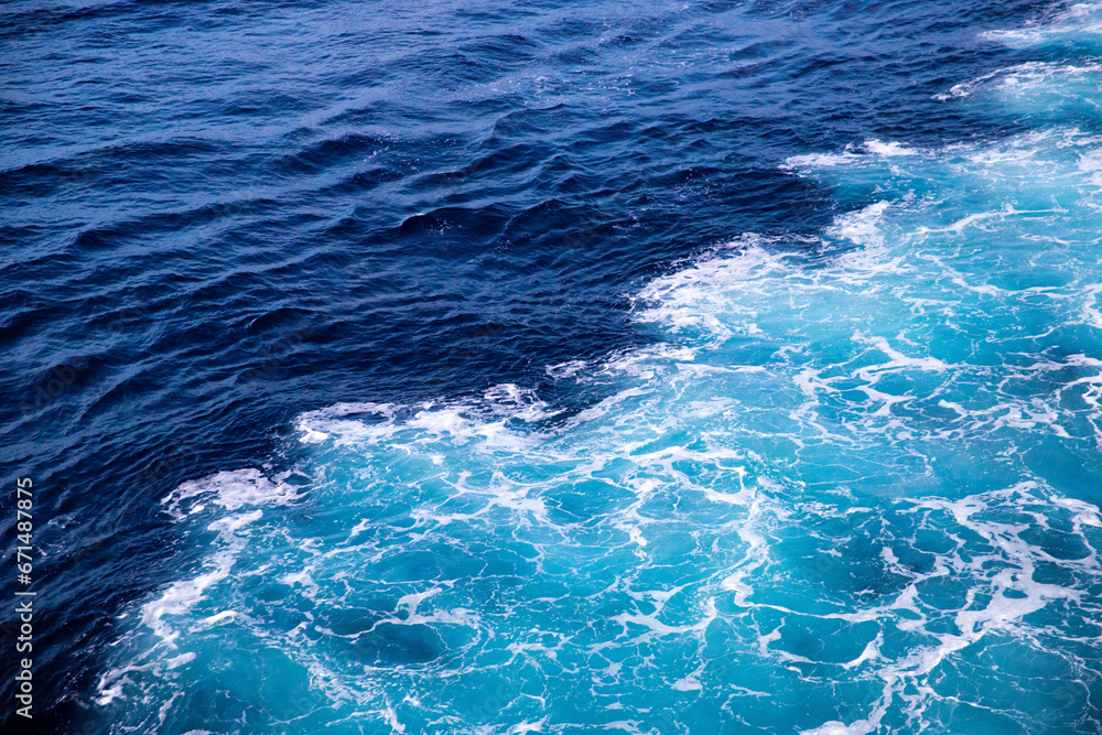 Fototapeta premium Blue ocean with white waves