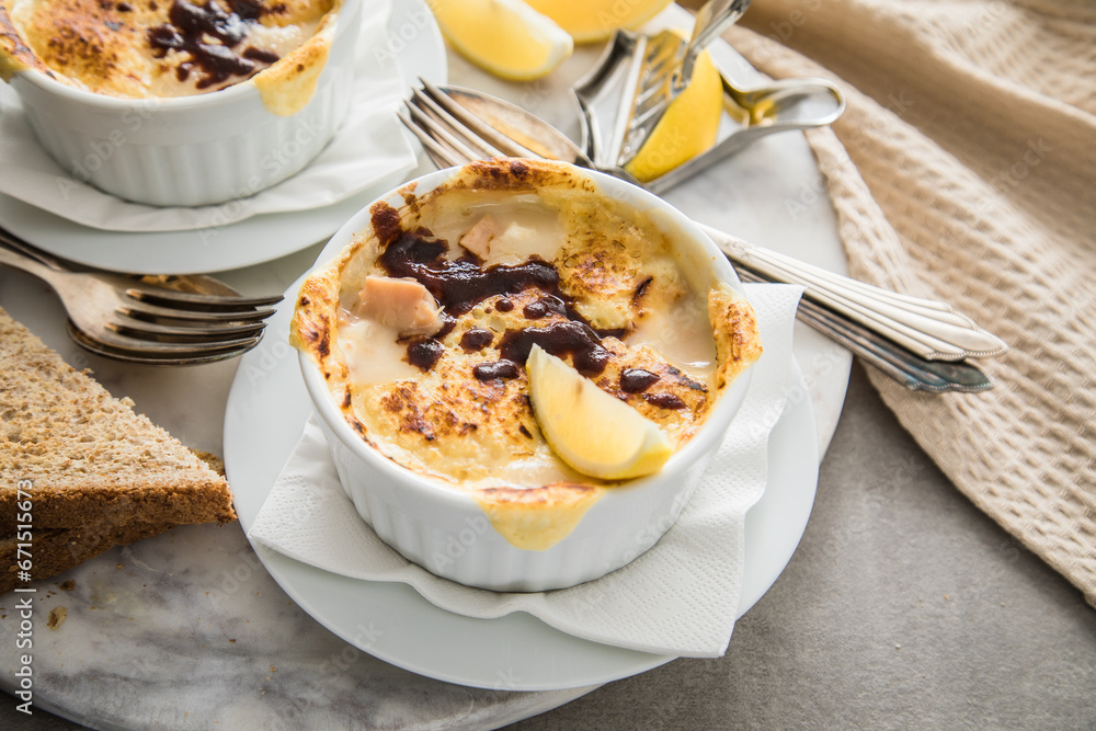 Typisches DDR Würzfleisch Ragout Fin mit Käse überbacken, Zitrone ...